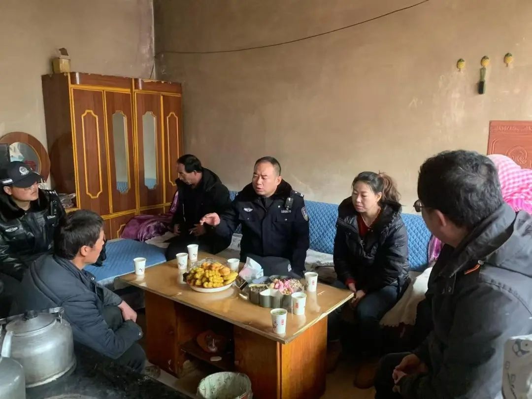 春节团圆夜,谁在默默守护我们的平安?揭秘洮砚镇网格员的坚守与温暖 第3张 春节团圆夜,谁在默默守护我们的平安?揭秘洮砚镇网格员的坚守与温暖 第3张