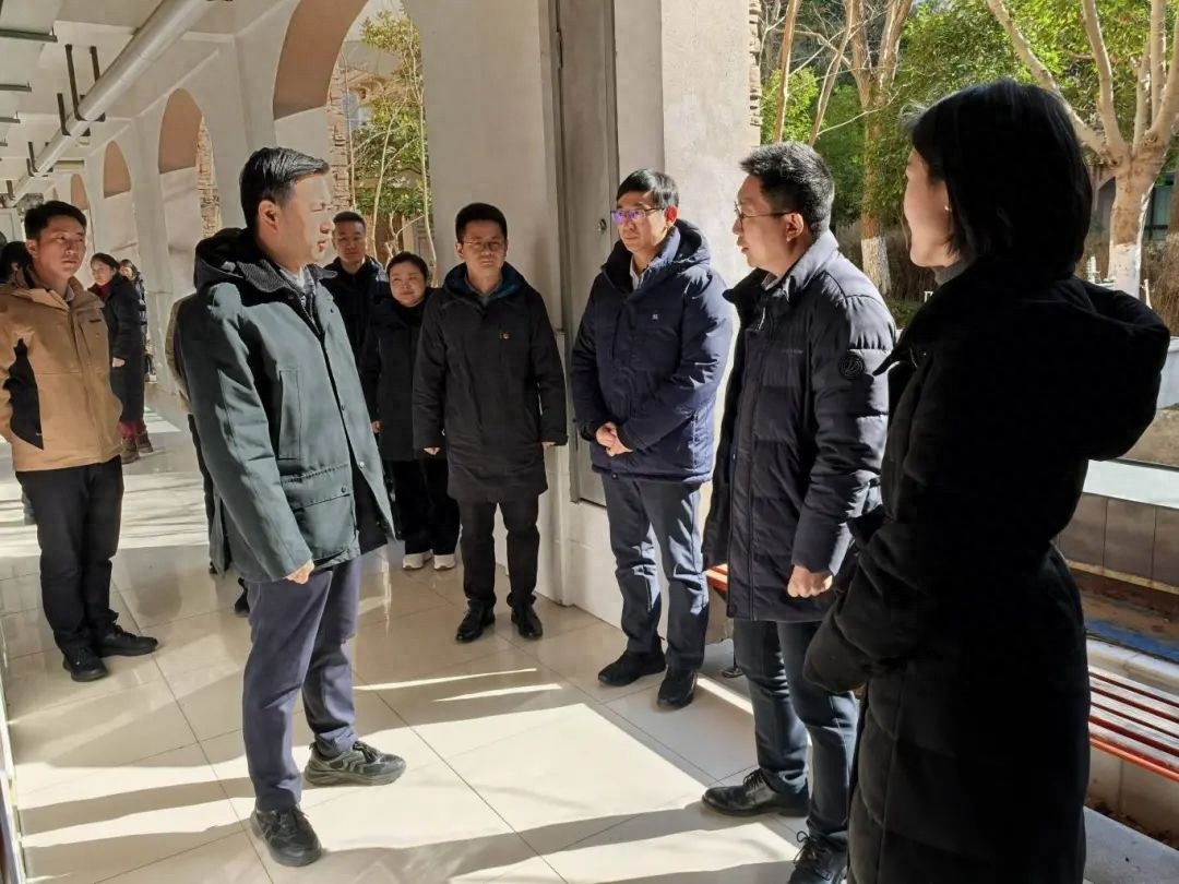 崇明区领导亲临爱心寒托班，孩子们的寒假生活将有何惊喜？  第1张