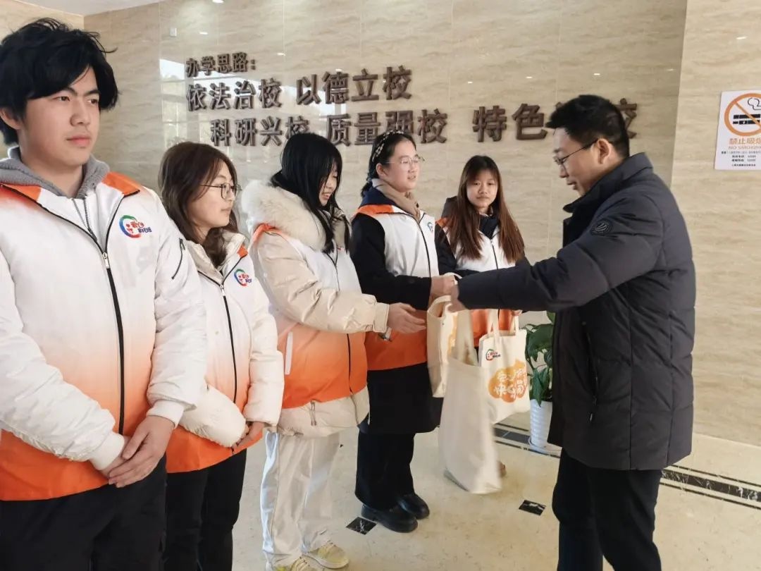 崇明区领导亲临爱心寒托班，孩子们的寒假生活将有何惊喜？  第2张