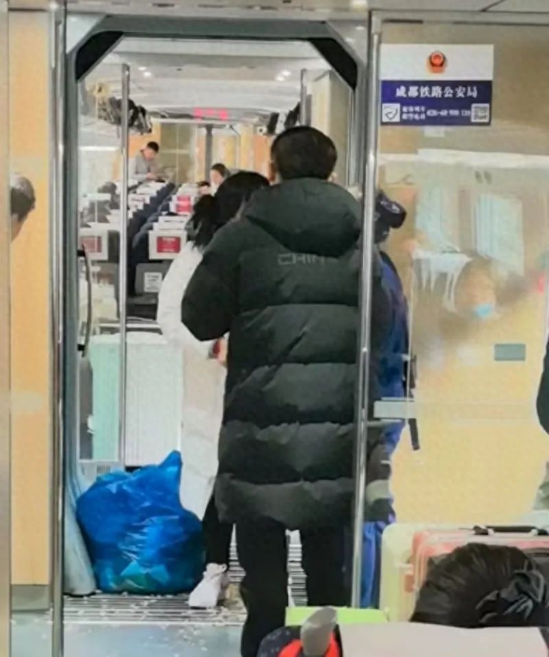 高铁上竟敢售卖过期4年的泡面，乘客怒怼：良心何在？