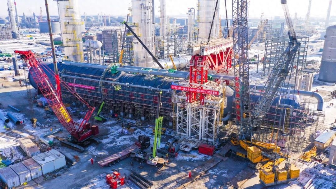118米高、4300吨重的抽余液塔如何华丽变身？揭秘华锦阿美精细化工项目的惊人工程  第1张