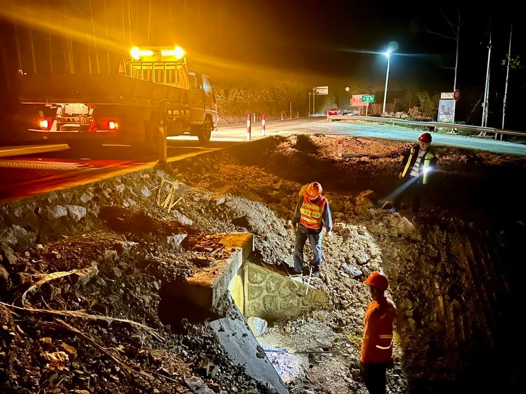 田东公路养护中心深夜抢险，600平方米油污路面如何迅速恢复安全？  第2张