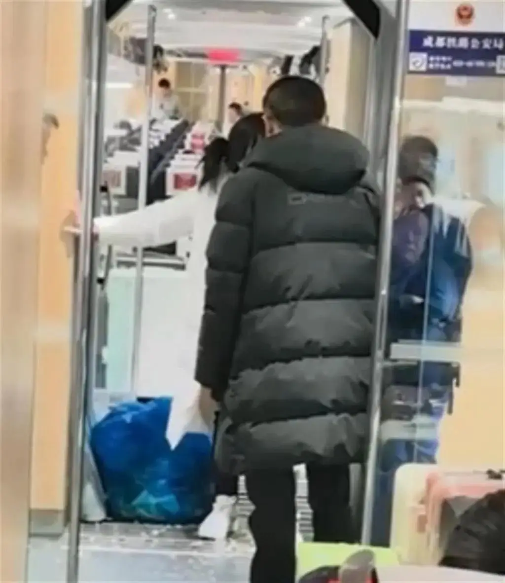高铁竟敢售卖过期四年方便面！成铁局该作何回应？
