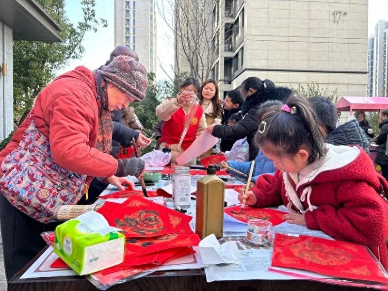 手写春联为何比印刷品更有年味？芜湖市民告诉你答案