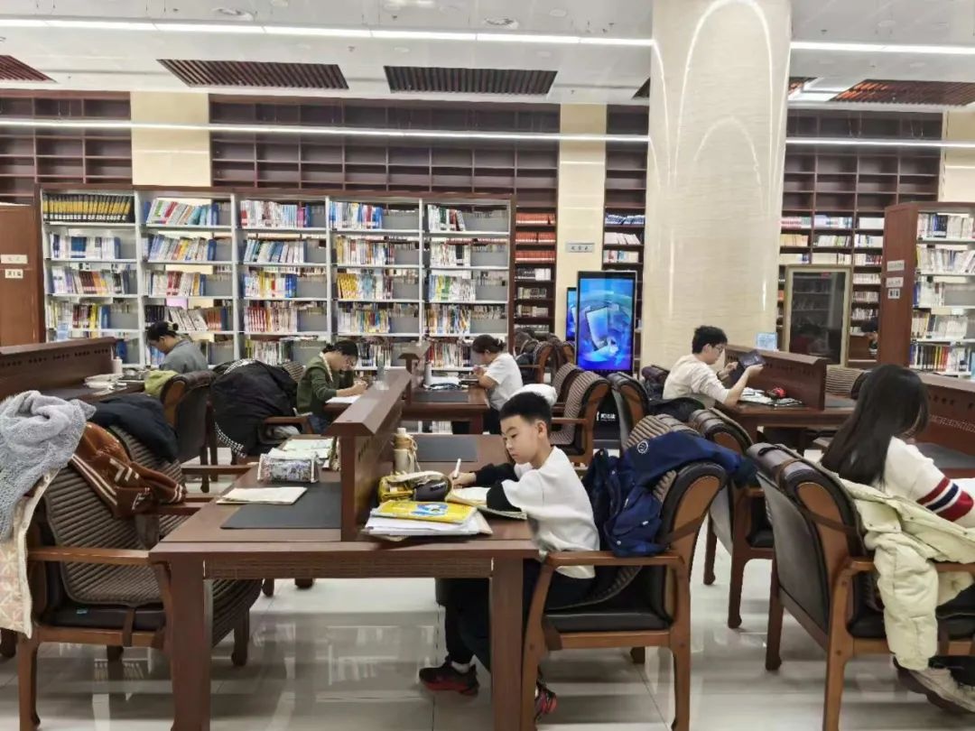 松山区图书馆新年首波阅读热潮！为何12236人次纷纷涌入？  第2张