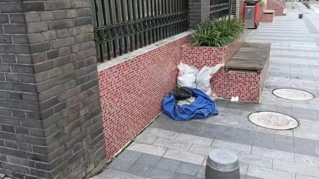 同一人一夜偷倒四次装修垃圾，执法队如何迅速破案？  第2张