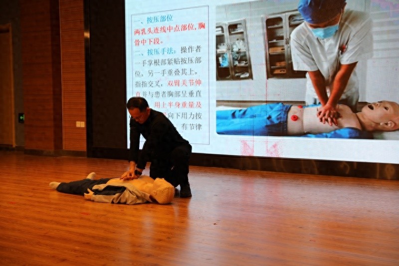 你知道吗？这场校园健康保卫战，竟然让百余名教师瞬间掌握急救黄金技巧