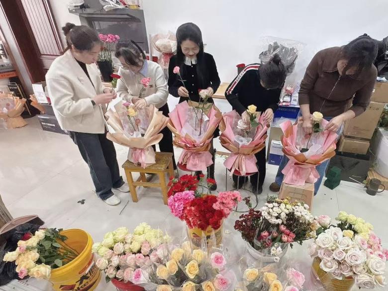 巾帼志愿服务队如何用行动温暖独居老人的心？这个三八节，她们让爱延续  第2张