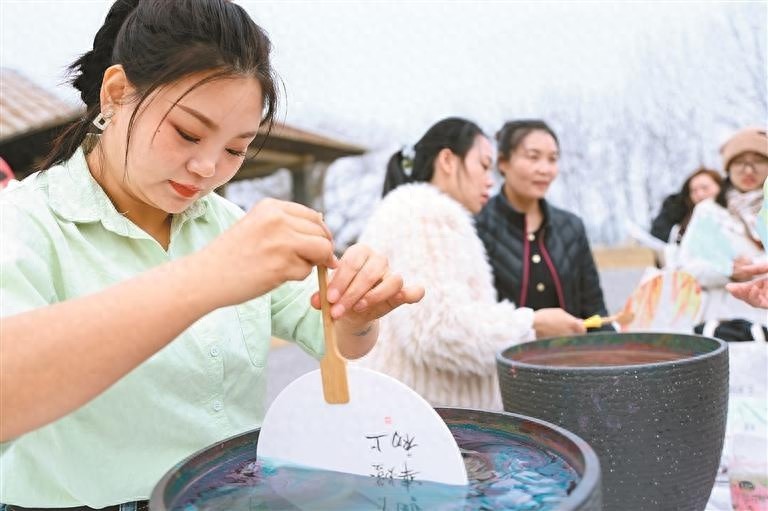 非遗剪纸、漆扇制作，女职工如何在中国唐苑绽放‘她’力量？