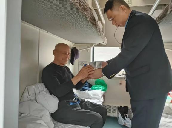 惊!列车上女乘客昏迷家属却面露难色?突发状况下的大难题!  第3张
