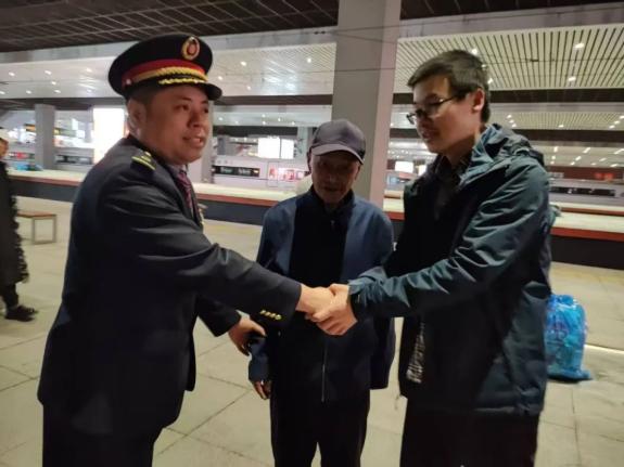 惊!列车上女乘客昏迷家属却面露难色?突发状况下的大难题!  第4张