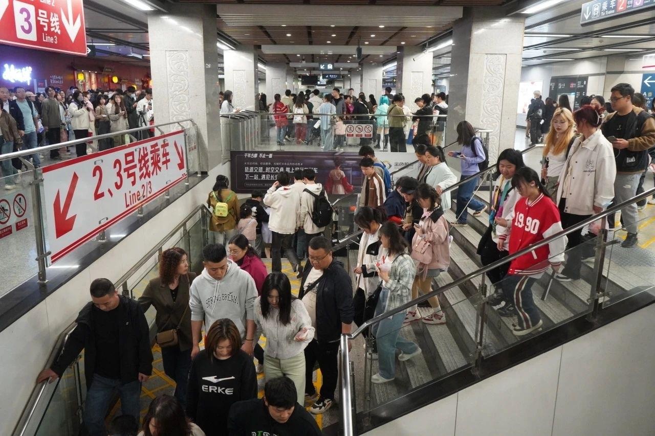 2025年清明西安地铁客流高峰！1989万人次背后有哪些举措？  第2张