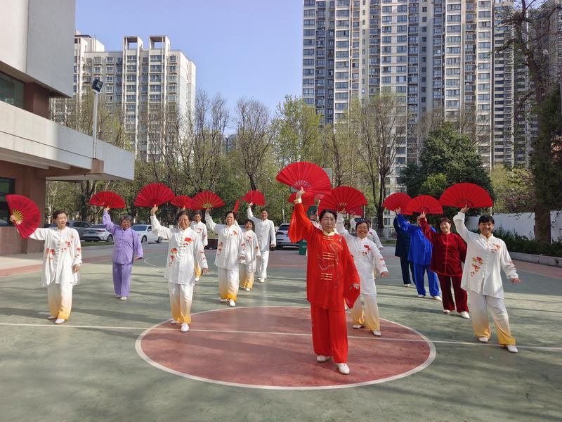 家门口的老年大学开课，老人重燃爱好超开心  第4张