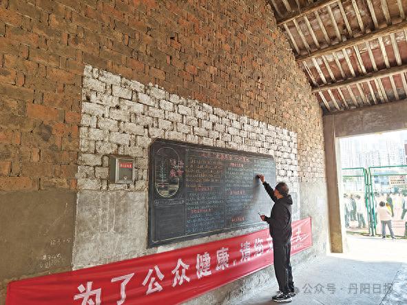 86岁老人退休近30年出黑板报!他为何坚持?