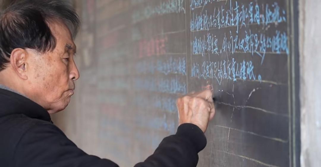 86岁老人退休近30年出黑板报!他为何坚持? 第2张 86岁老人退休近30年出黑板报!他为何坚持? 第2张