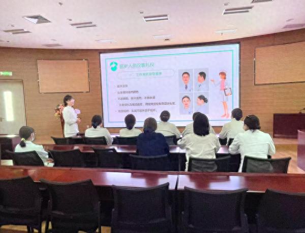 烟台高新区医院护士礼仪培训震撼来袭！10余名骨干引领，你的护理服务够温暖吗？