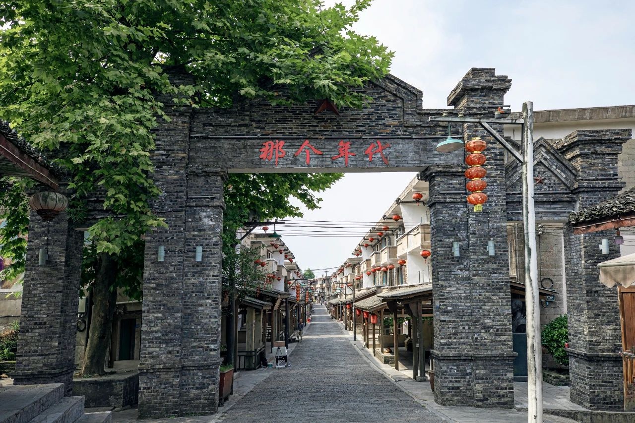 贵州老街改造后竟成网红打卡地？外地游客排队也要尝这口贵州脆香  第4张