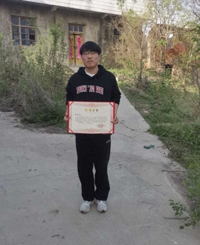00后勇救93岁落水老人！新时代青年精神在此彰显？  第1张