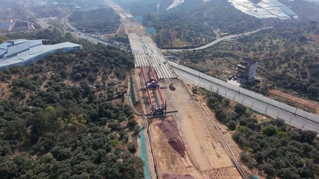 起重机、挖掘机齐上阵，351国道新建段建设进度多快？工人超拼  第1张