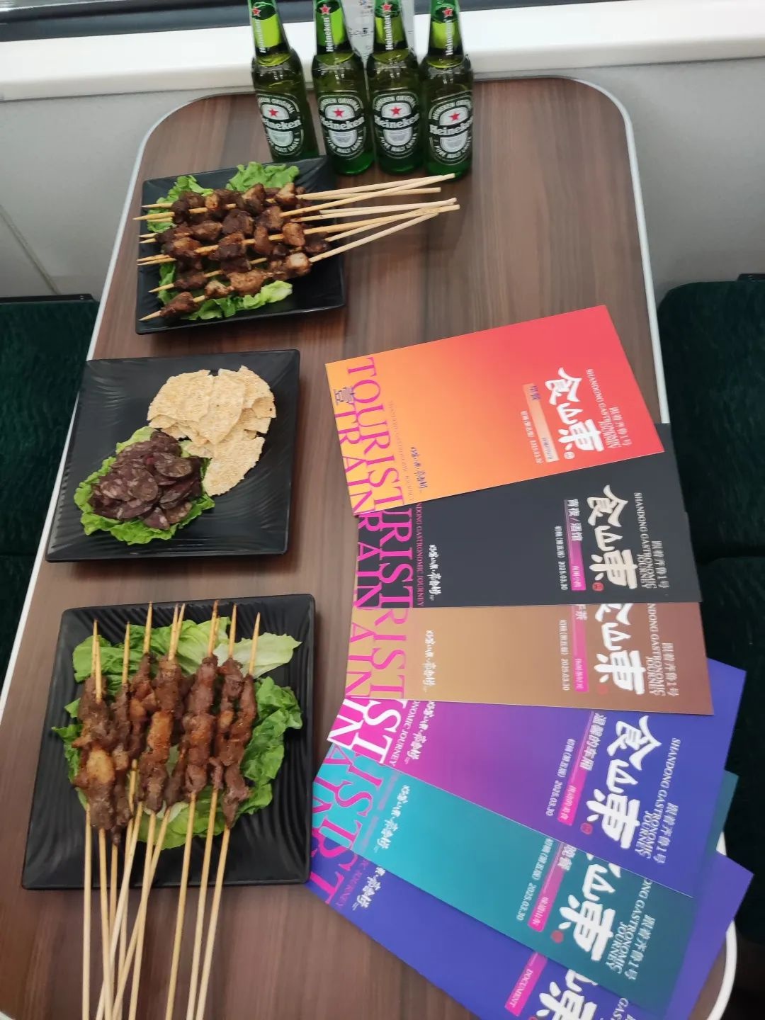 齐鲁1号旅游列车震撼来袭！15节车厢带你穿越青春与乡愁，上车就是旅游？  第3张