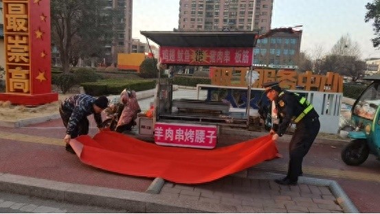 夜市烧烤摊火爆背后隐藏巨大隐患! 你知道吗?