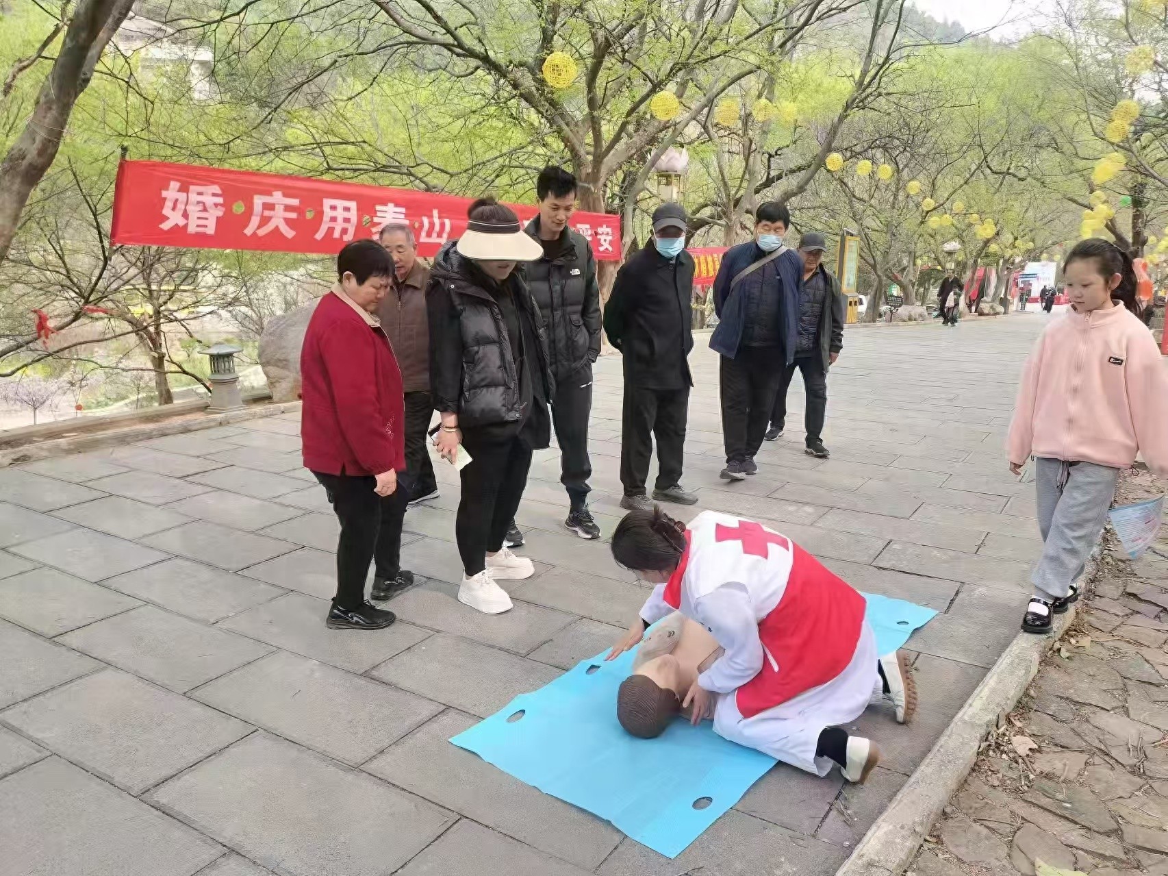 峄城青檀寺庙会惊现急救知识宣传！谁在背后操办？