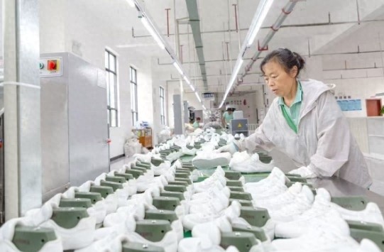 彝族姑娘家门口就业，月入三四千！你能做到吗？