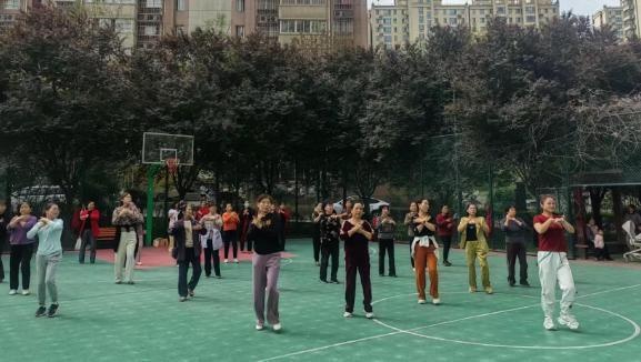 社区提供场地设备老师，这样的广场舞你不向往吗?