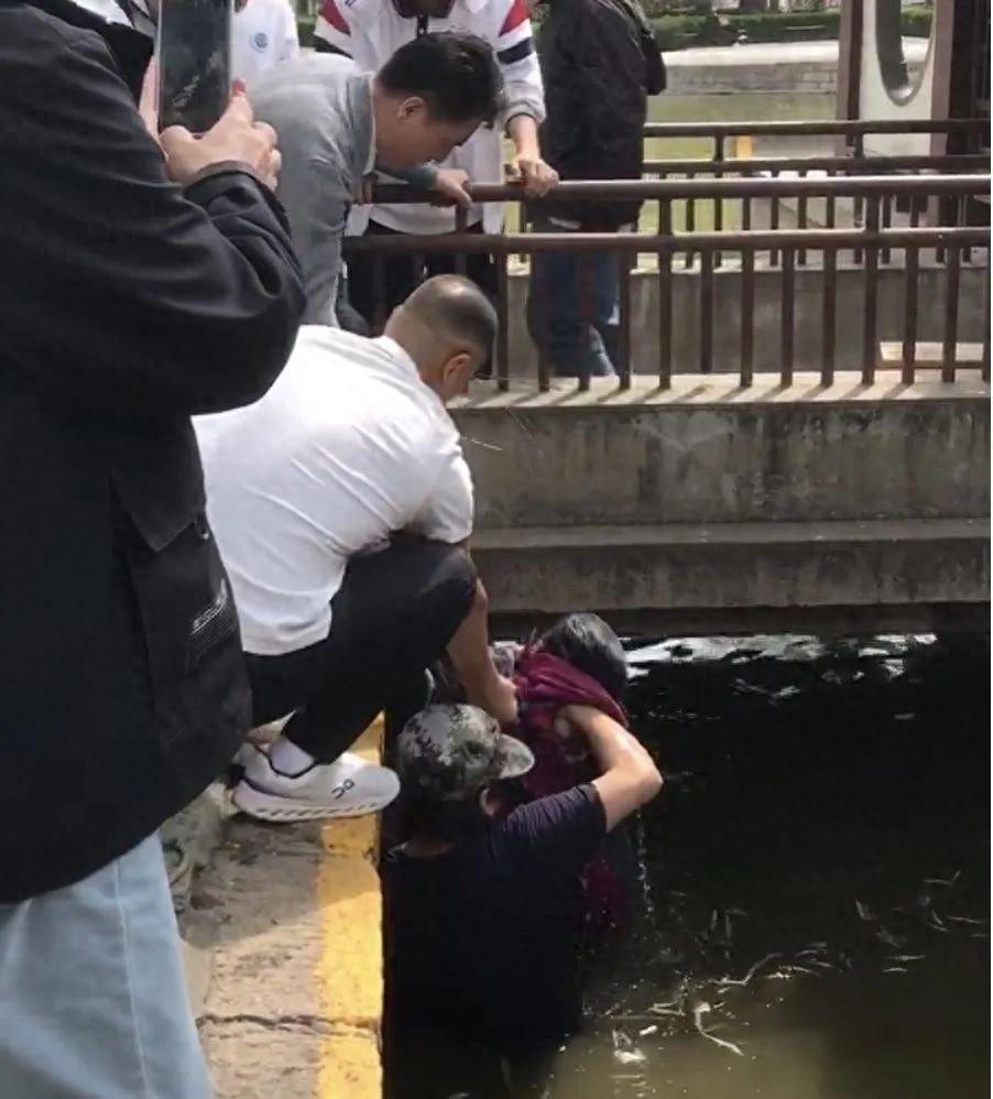 北京老人落水被救!全网寻找的‘迷彩帽’大哥是谁?