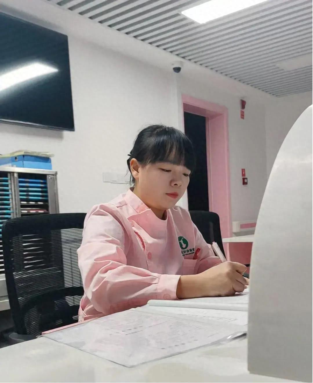 从医多年无惊天动地感慨？这位助产士的故事令人泪目