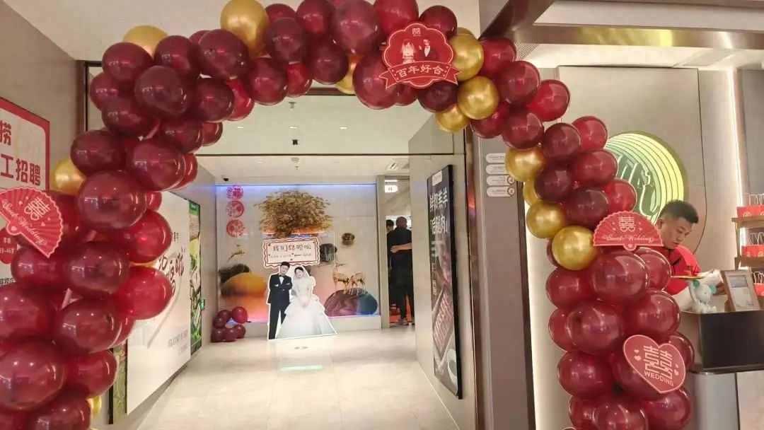 95 后新人酒店婚宴泡汤，火锅店办却意外成功？究竟咋回事