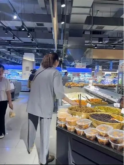 女子超市用公筷试吃还舔筷放菜里！别人咋买这‘口水菜’？