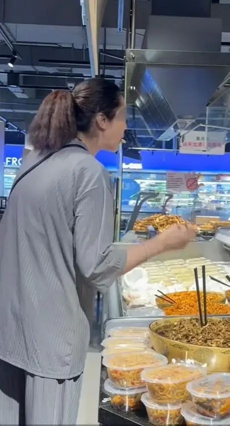 女子超市用公筷试吃还舔筷放菜里！别人咋买这‘口水菜’？  第2张
