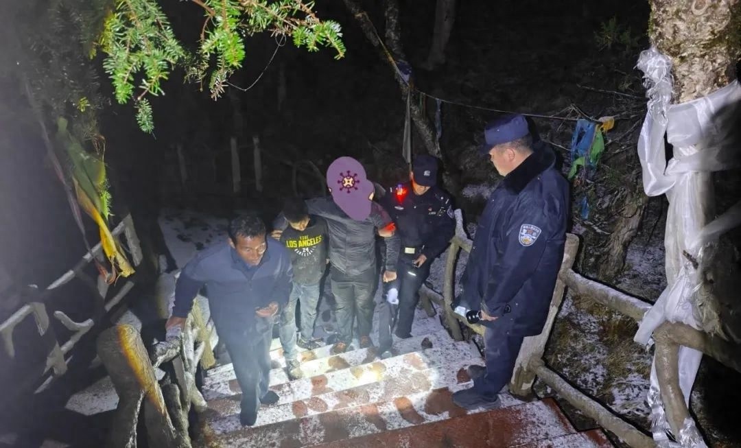 游客被困深山！警方3小时冒雪救援，背后故事令人揪心？