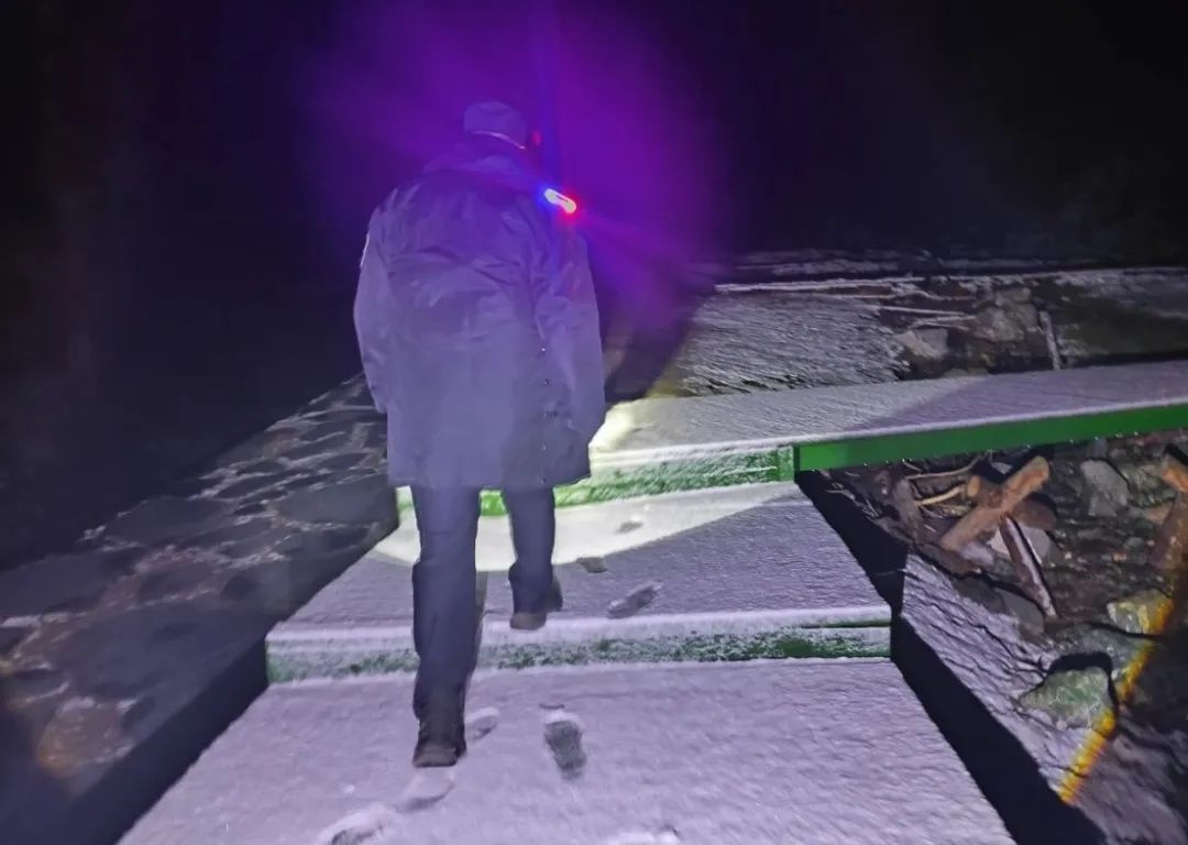 游客被困深山！警方3小时冒雪救援，背后故事令人揪心？  第2张