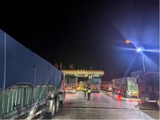 大风沙尘致道路能见度剧降！苏海图收费站如何保通保畅？  第2张