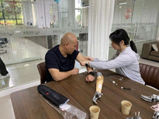 00后为因意外失去右腿患者量身定制假肢，背后故事有多感人？