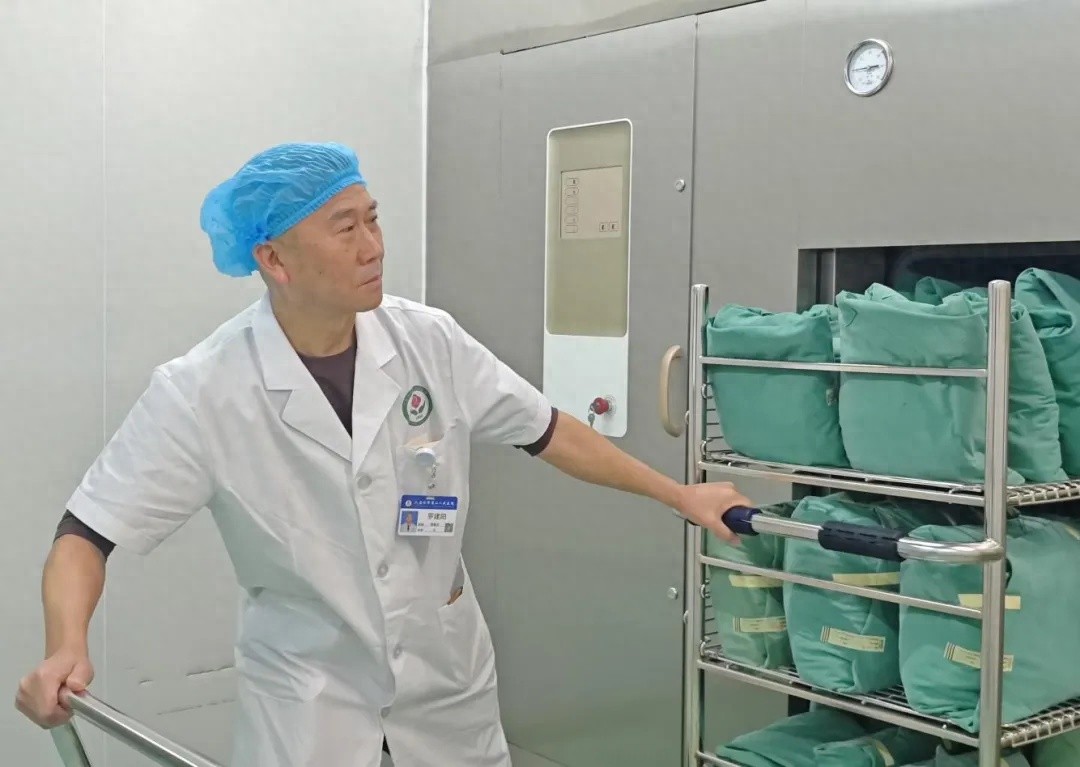 医院消毒供应室里的隐形守护者？老罗的四十年坚守有多震撼