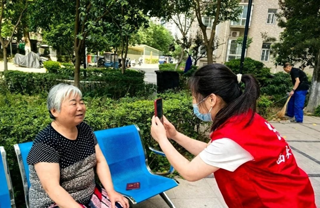 5月8日这俩社区同步开展高龄补贴复审便民服务？咋做到的