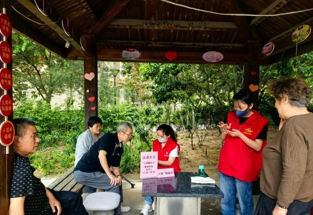 5月8日这俩社区同步开展高龄补贴复审便民服务？咋做到的  第2张