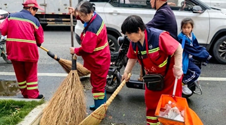 4月30日运城大风暴雨致城市混乱！环卫1300余人如何紧急救场？
