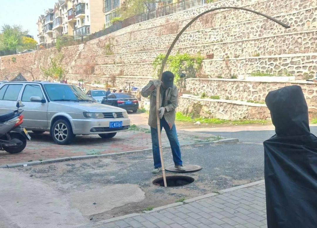 街道社区主动兜底解决污水井问题！弃管小区难题咋破的？
