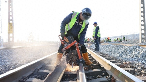 春运前夕,西安铁路局为何如此紧张?揭秘新丰镇站的‘天窗’大战 第1张 春运前夕,西安铁路局为何如此紧张?揭秘新丰镇站的‘天窗’大战 第1张