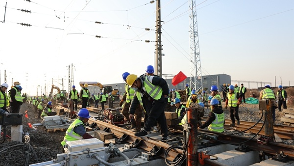 春运前夕,西安铁路局为何如此紧张?揭秘新丰镇站的‘天窗’大战 第2张 春运前夕,西安铁路局为何如此紧张?揭秘新丰镇站的‘天窗’大战 第2张