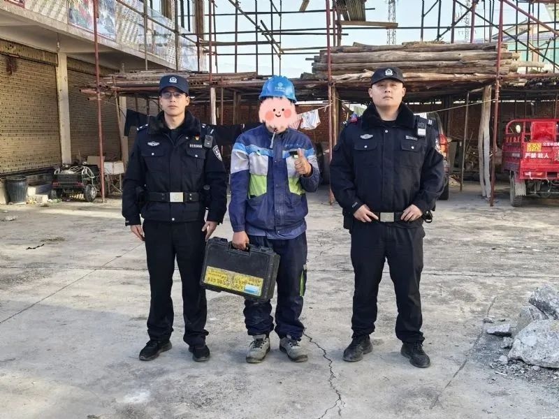 看到民警就跑！货车司机为何如此慌张？后备厢竟藏有这些危险物品  第3张