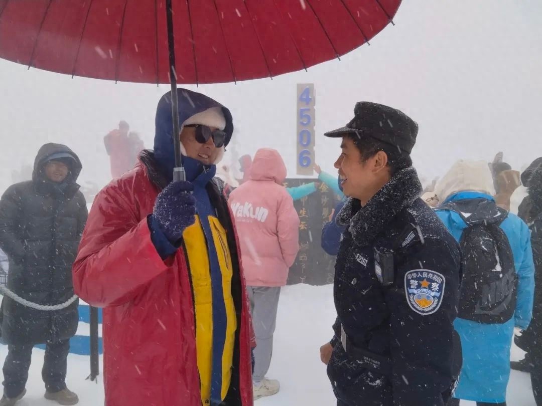 玉龙雪山惊现神秘警色！他们如何在暴雪中守护游客安全？  第1张