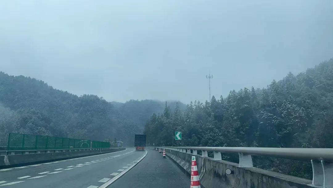 怀化多地迎来2025年初雪!主城区黄岩已换冬装,你那里下雪了吗? 第2张 怀化多地迎来2025年初雪!主城区黄岩已换冬装,你那里下雪了吗? 第2张