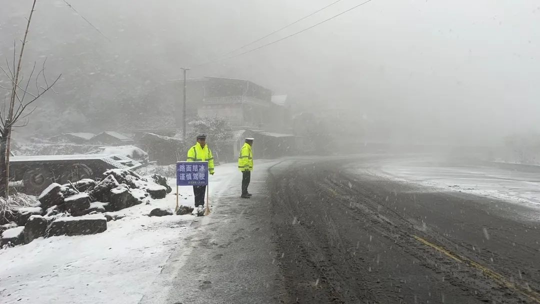 怀化多地迎来2025年初雪!主城区黄岩已换冬装,你那里下雪了吗? 第5张 怀化多地迎来2025年初雪!主城区黄岩已换冬装,你那里下雪了吗? 第5张