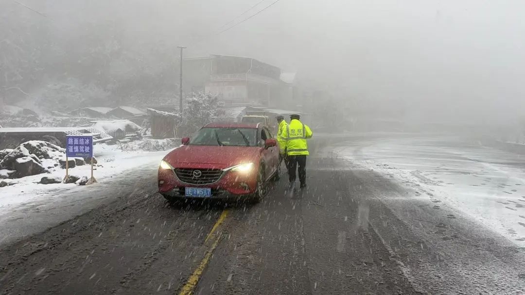 怀化多地迎来2025年初雪!主城区黄岩已换冬装,你那里下雪了吗? 第6张 怀化多地迎来2025年初雪!主城区黄岩已换冬装,你那里下雪了吗? 第6张