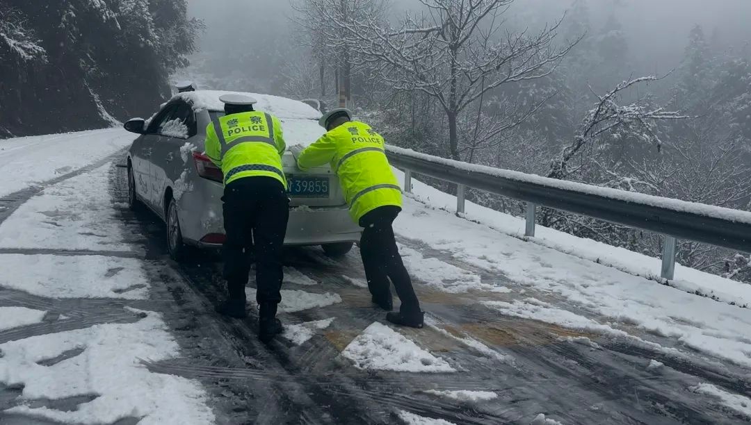 怀化多地迎来2025年初雪!主城区黄岩已换冬装,你那里下雪了吗? 第7张 怀化多地迎来2025年初雪!主城区黄岩已换冬装,你那里下雪了吗? 第7张